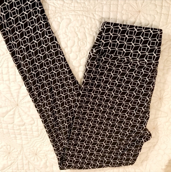 LuLaRoe One Size OS (2-10) Buttery Soft Leggings Black White Geometric Basic EUC - Picture 1 of 3